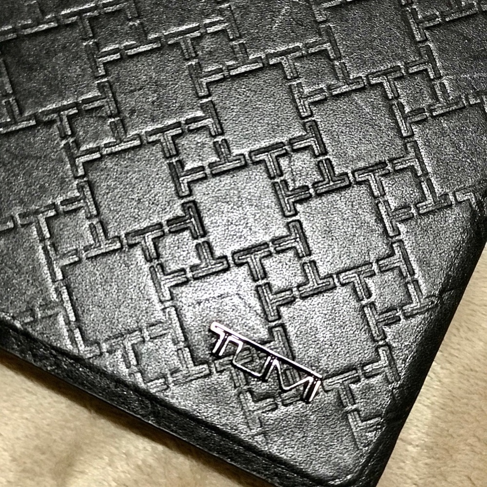 Tumi iPad Leather Case - Picture 2 of 6